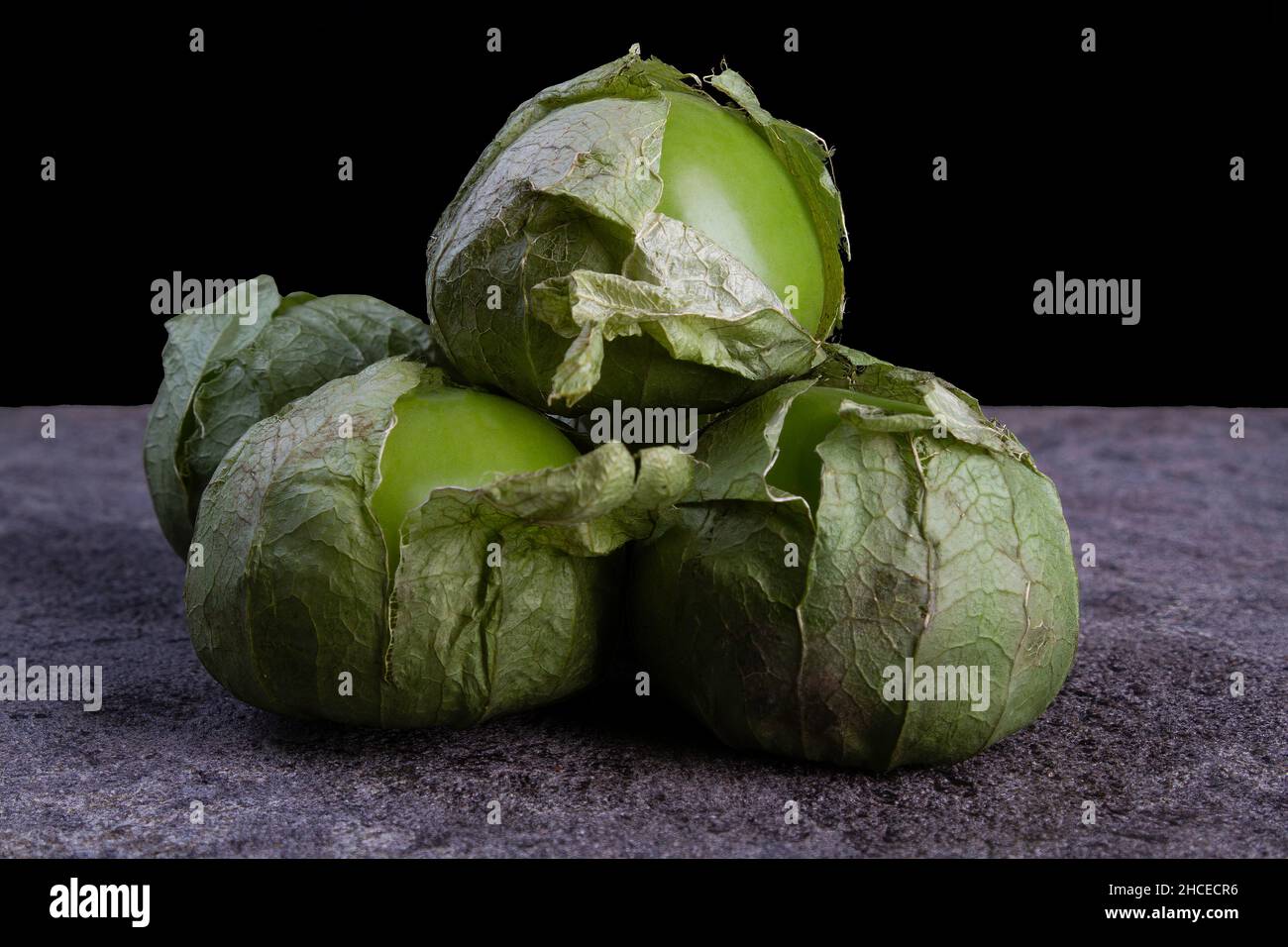 Tomatillos freschi su sfondo scuro. Foto Stock