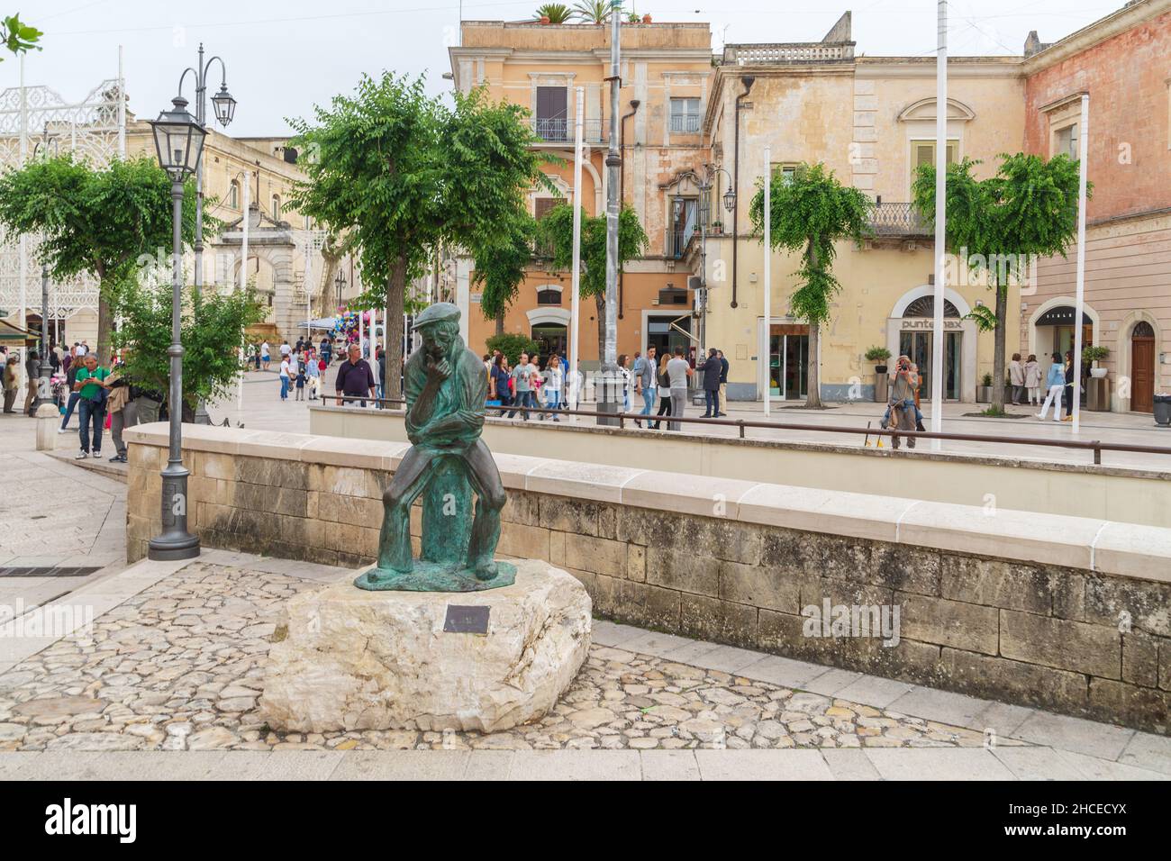 A piedi in Piazza Vittorio Veneto, Matera, Basilicata, Italia, Europa Foto Stock