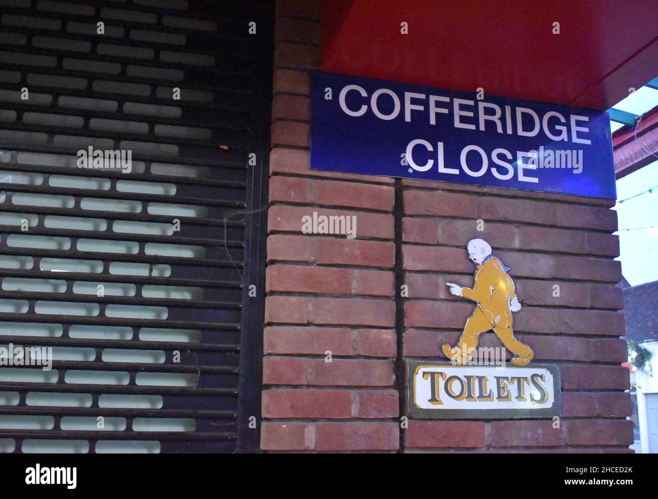 Un cartello caratteristico che mostra la strada per i bagni a Stony Stratford, Milton Keynes, con copyspace. Foto Stock