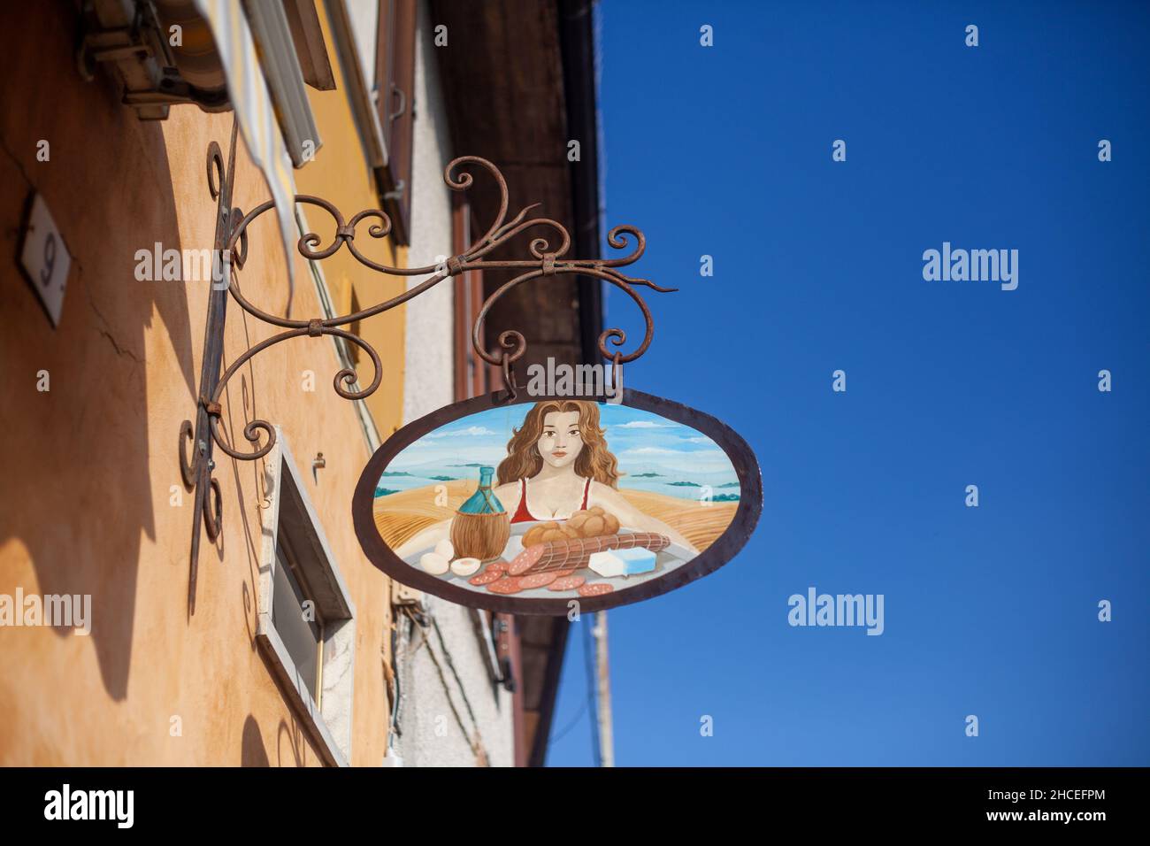 Primo piano di un cartello di negozio vicino alla clinica veterinaria  ''Gina da'' nella cittadina di Annico, Italia Foto stock - Alamy