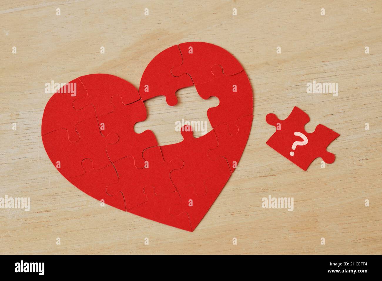 Puzzle a forma di cuore con pezzo mancante - concetto di amore e problemi Foto Stock