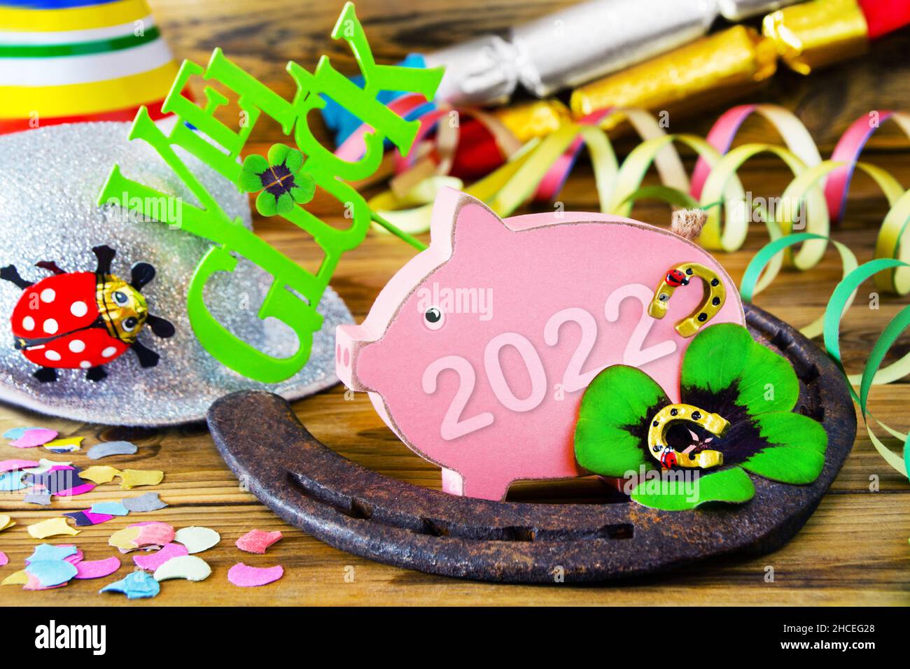 Simboli fortunati con Piggy e Clover 2022 e la buona fortuna tedesca Foto Stock