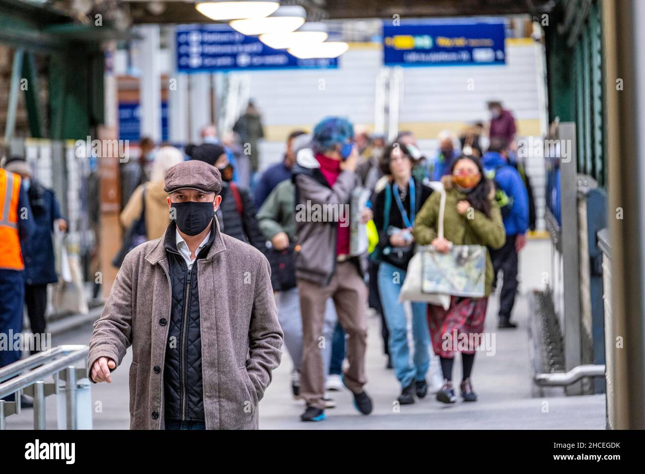 Pendolari che viaggiano in treno e nelle stazioni ferroviarie trafficate Foto Stock