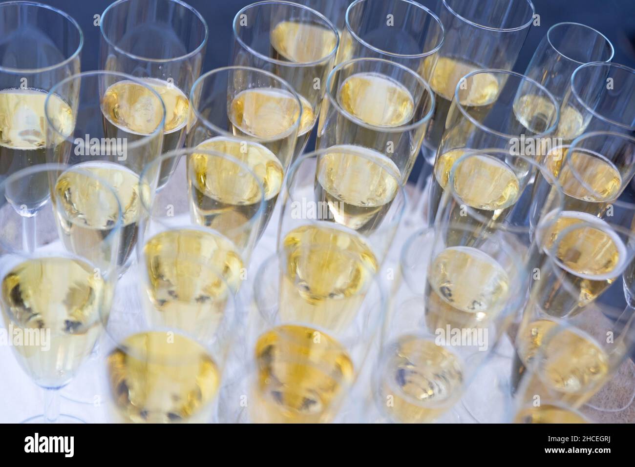Champagne. Un sacco di bicchieri di vino frizzante in attesa di un brindisi solenne. Foto Stock