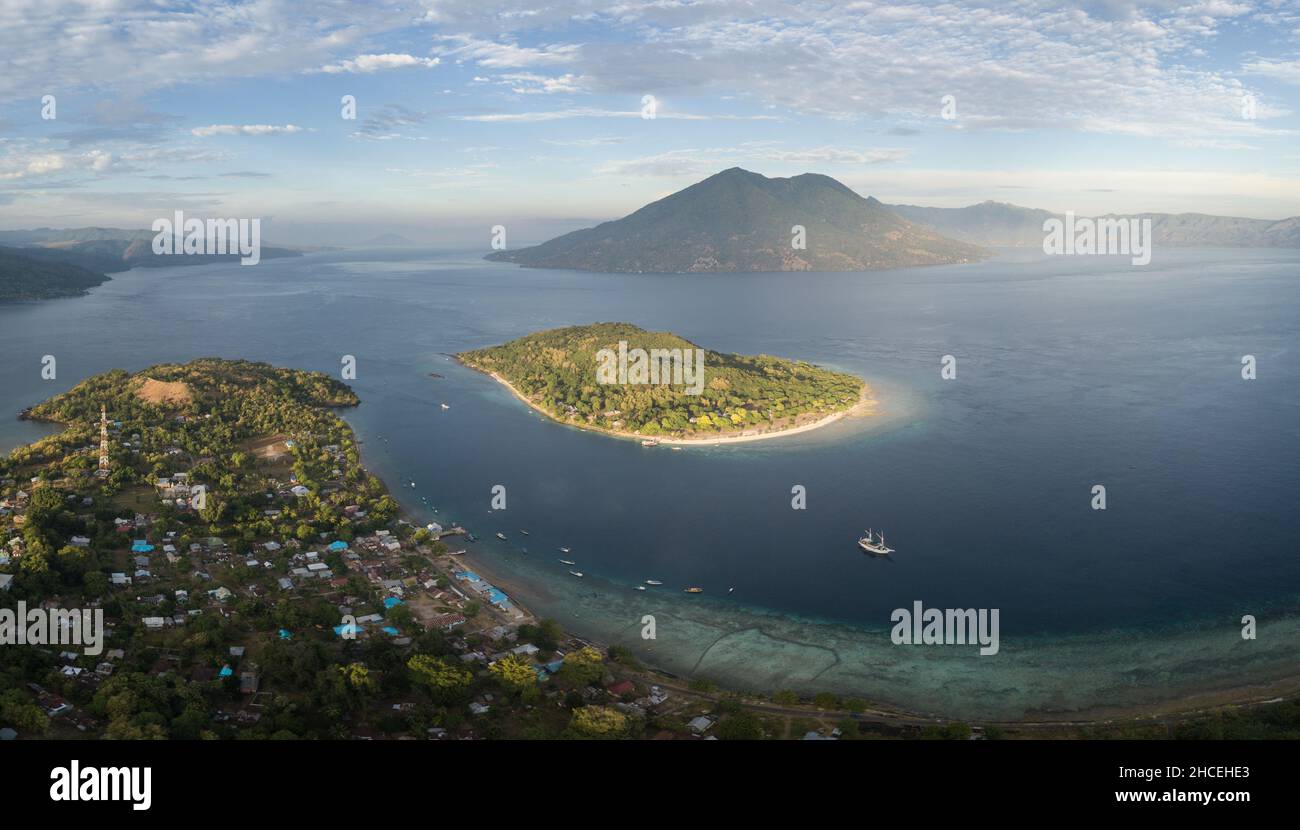 La luce del mattino brilla sulle isole nel mezzo dello stretto di Pantar, tra Alor e Pantar in Indonesia. Questa bella regione ha un'elevata biodiversità. Foto Stock