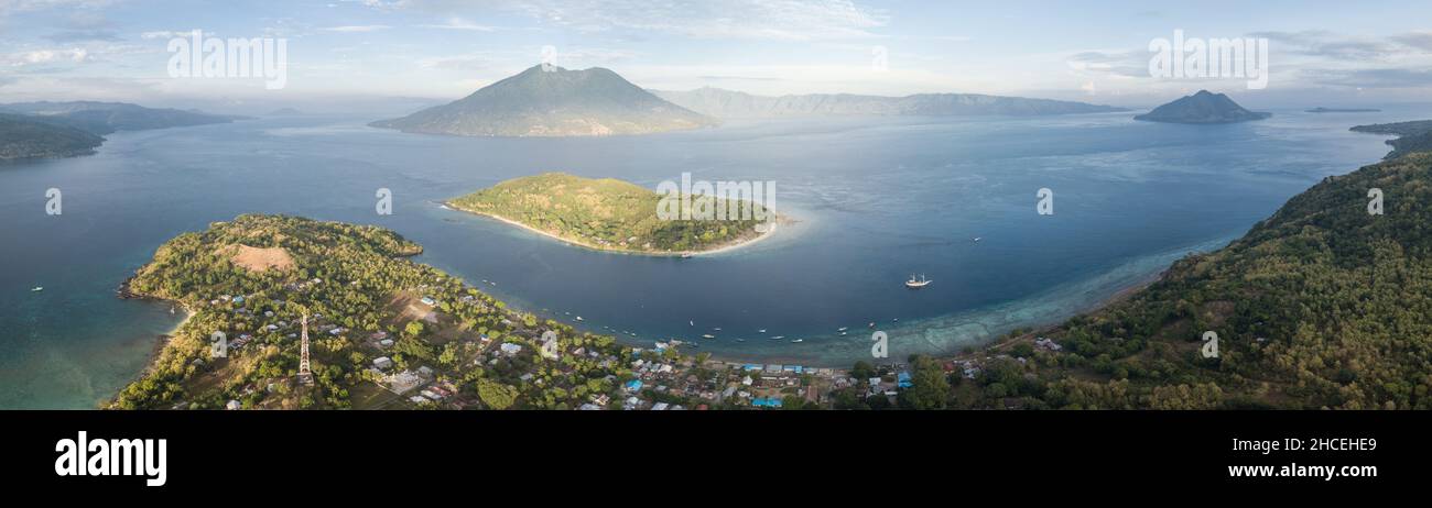 La luce del mattino brilla sulle isole nel mezzo dello stretto di Pantar, tra Alor e Pantar in Indonesia. Questa bella regione ha un'elevata biodiversità. Foto Stock