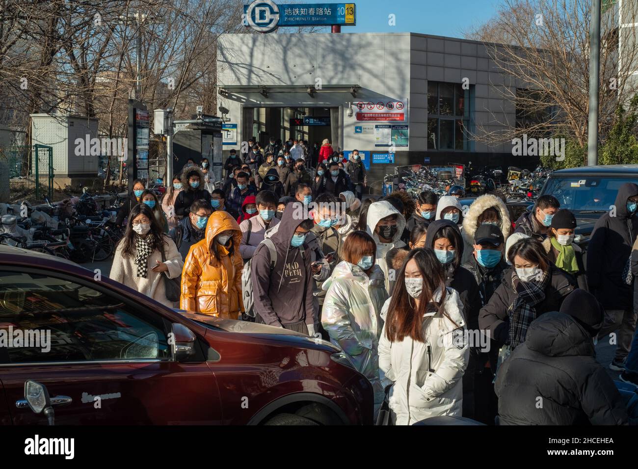 I pendolari del mattino escono dall'uscita della metropolitana a Zhongguancun, centro tecnologico di Pechino, Cina. 27-dic-2021 Foto Stock