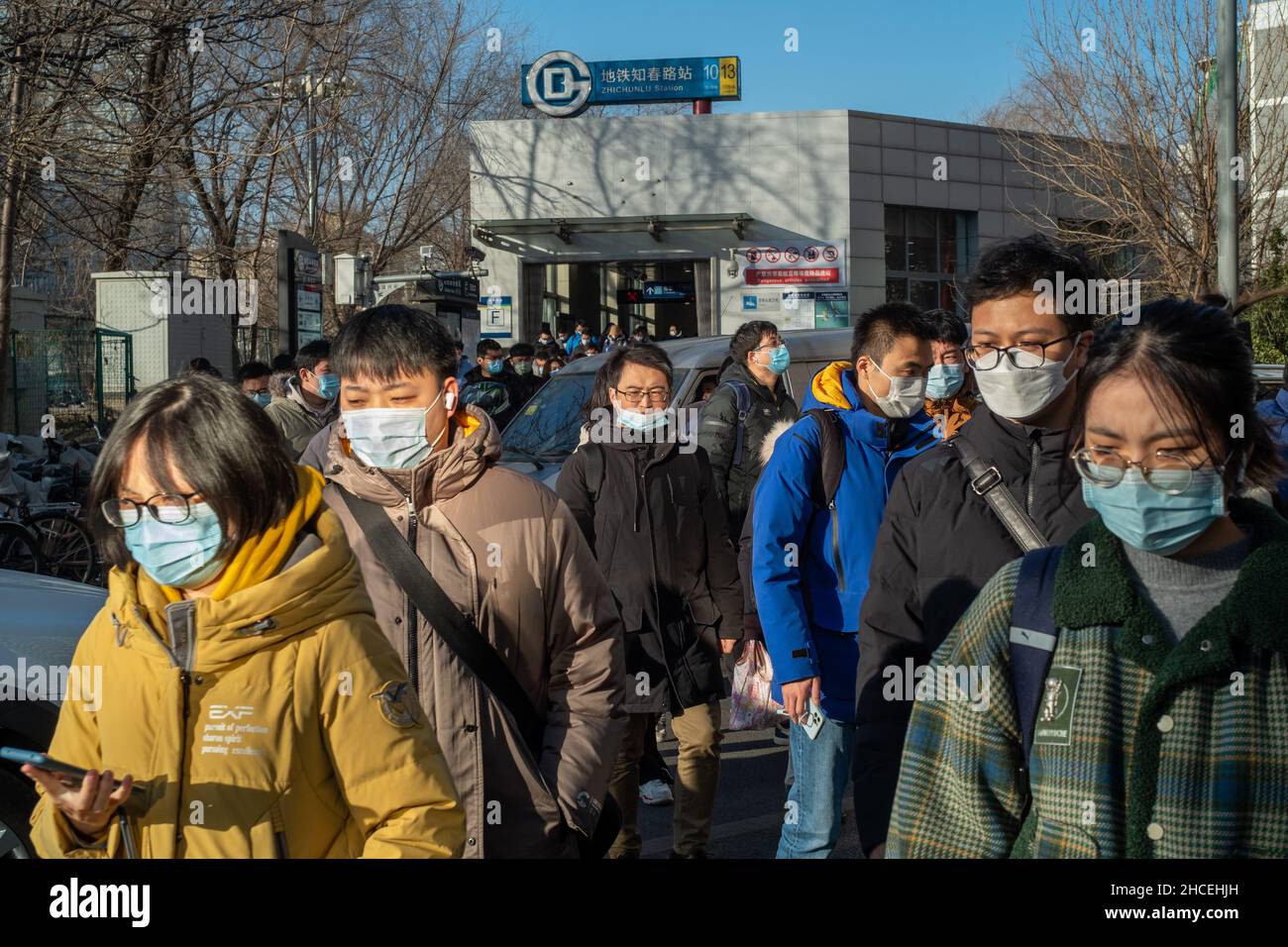 I pendolari del mattino escono dall'uscita della metropolitana a Zhongguancun, centro tecnologico di Pechino, Cina. 27-dic-2021 Foto Stock