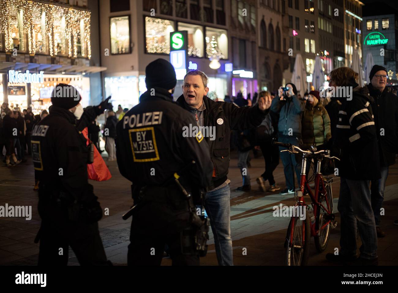 Il 27.12.21 i pensatori laterali hanno organizzato una manifestazione non dichiarata contro le restrizioni del Covid a Marienplatz a Monaco di Baviera, in Germania. Centinaia di attivisti no-vax hanno seguito questa chiamata. Tra i manifestanti e gli attivisti ci sono stati pochi scuffi. (Foto di Alexander Pohl/Sipa USA) Credit: Sipa USA/Alamy Live News Foto Stock