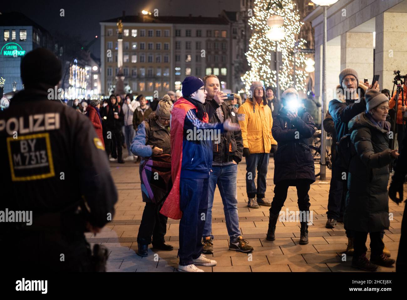 Il 27.12.21 i pensatori laterali hanno organizzato una manifestazione non dichiarata contro le restrizioni del Covid a Marienplatz a Monaco di Baviera, in Germania. Centinaia di attivisti no-vax hanno seguito questa chiamata. Tra i manifestanti e gli attivisti ci sono stati pochi scuffi. (Foto di Alexander Pohl/Sipa USA) Credit: Sipa USA/Alamy Live News Foto Stock