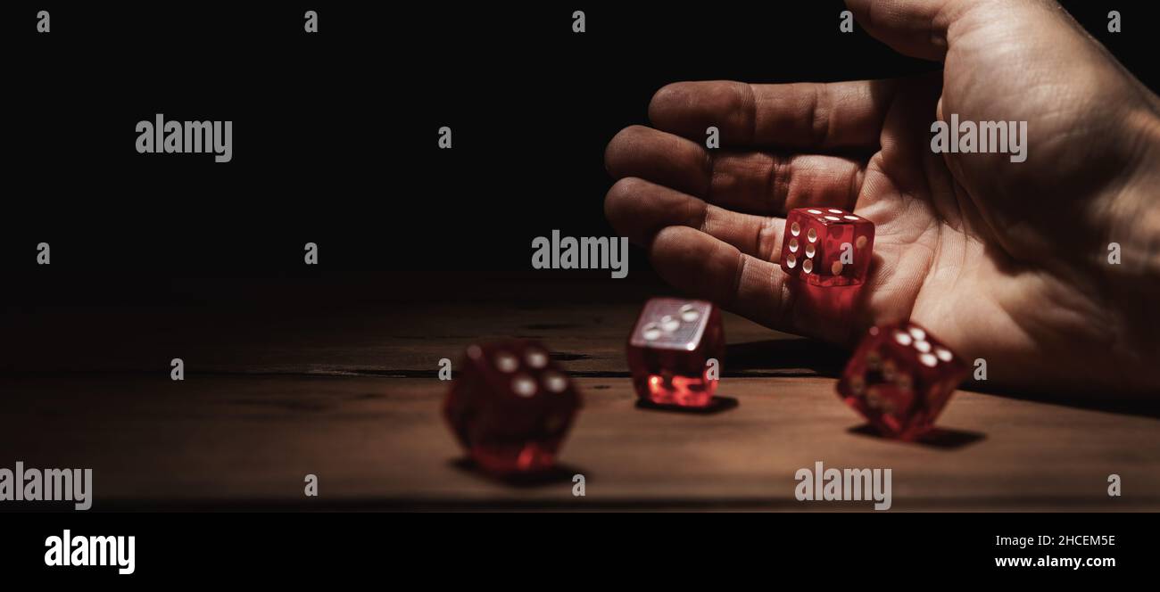 lancio dei dadi. lancio dei cubi del gioco a mano. concetto di rischio e gioco d'azzardo. spazio di copia Foto Stock