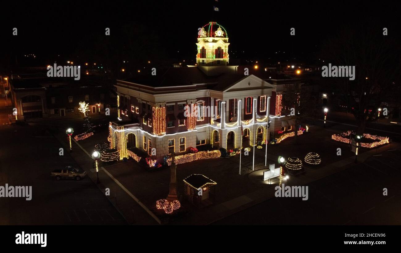 Fotografia aerea notturna della casa di corte della contea bianca a Searcy, Arkansas decorato per Natale, dicembre 2021. Foto Stock