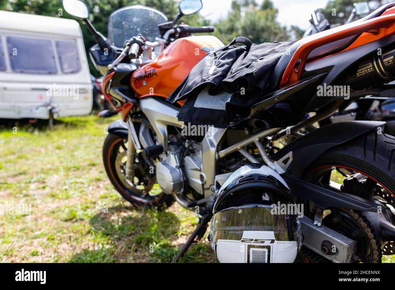 Woodbridge Suffolk UK Agosto 14 2021: Una classica motocicletta 2004 Yamaha FZ6 Frazer in mostra a un incontro motociclistico Foto Stock