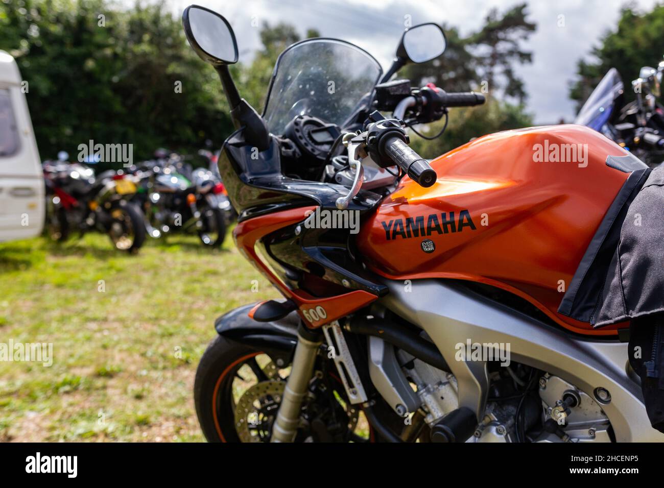 Woodbridge Suffolk UK Agosto 14 2021: Una classica motocicletta 2004 Yamaha FZ6 Frazer in mostra a un incontro motociclistico Foto Stock