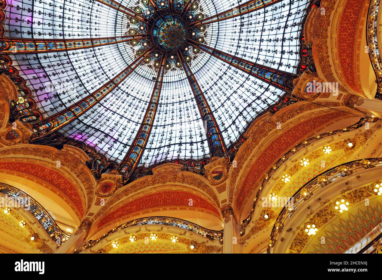 La cupola in vetro colorato in stile art nouveau nel grande magazzino Galeries Lafayette di Parigi è stata costruita nel 1912. Foto Stock