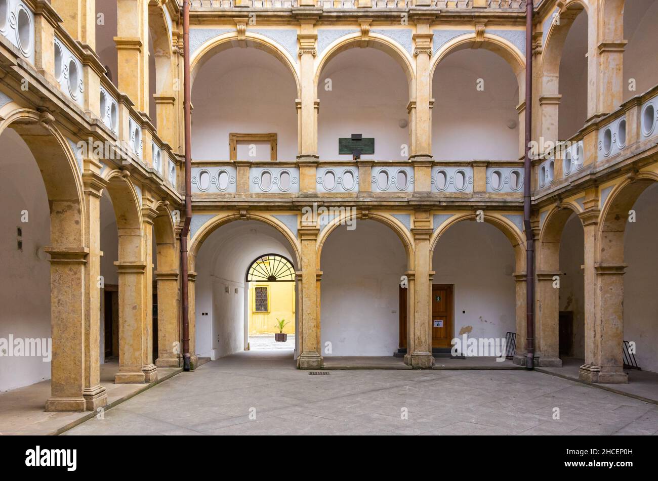 Jicin in Bohemian Paradise, Kralovehradecky kraj, Repubblica Ceca: Cortile interno del Palazzo Wallenstein su Piazza Wallenstein. Foto Stock