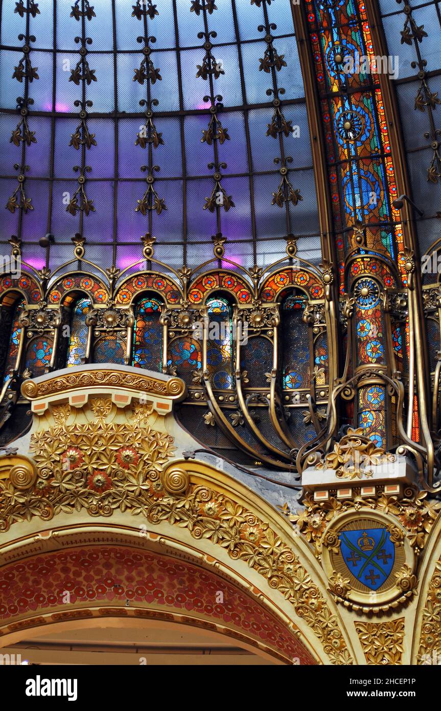 Dettaglio della cupola in vetro colorato in stile art nouveau nel grande  magazzino Galeries Lafayette di Parigi. La cupola fu costruita nel 1912  Foto stock - Alamy