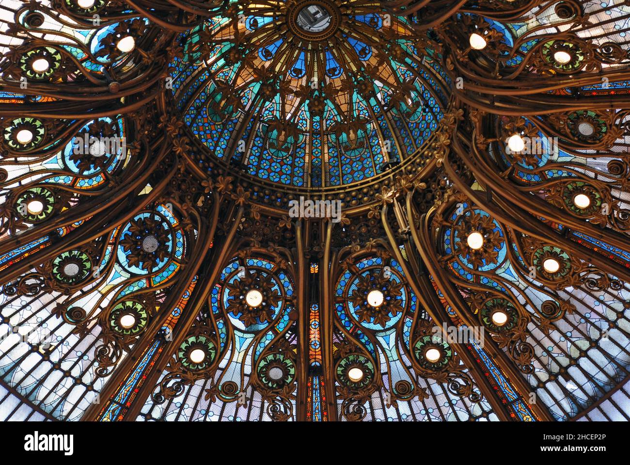 Dettaglio della cupola in vetro colorato in stile art nouveau nel grande magazzino Galeries Lafayette di Parigi. La cupola fu costruita nel 1912. Foto Stock