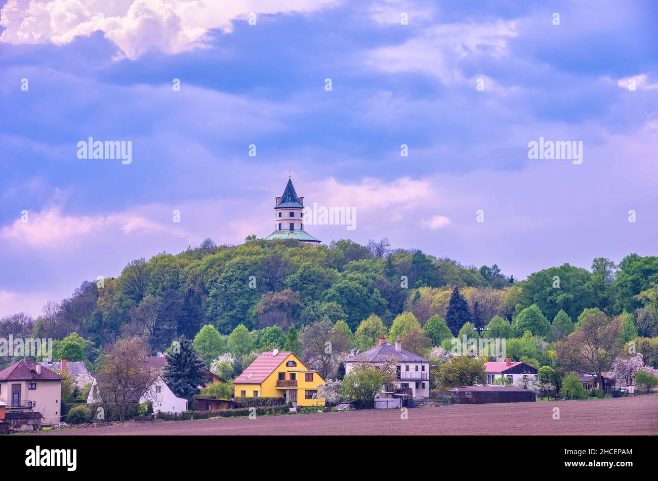 Paradiso bohemiano (Cesky Raj), Kalovehradecky kraj, Repubblica Ceca: La piccola città di Sobotka e il Castello di Humprecht incastonati in ambiente rurale. Foto Stock