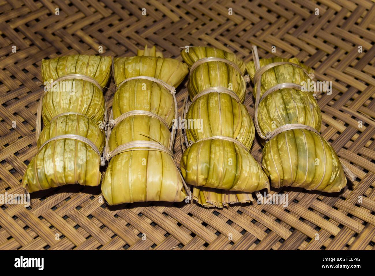Myanmar o birmano cibo di strada tradizionale, glutinous riso zongzi. Foto Stock
