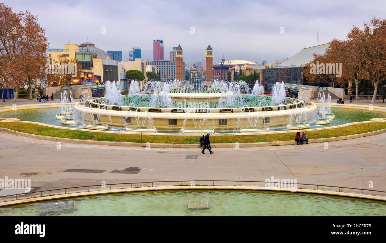 Vista delle fontane majicas di Montjuic con le torri veneziane sullo sfondo, Barcellona, Spagna Foto Stock