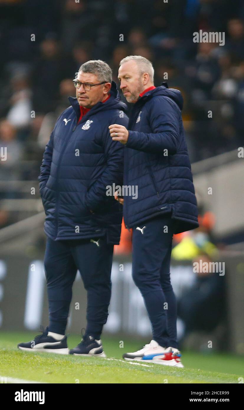 LONDRA, Inghilterra - DICEMBRE 26:L-R Osian Roberts Assistant Manager e Shaun Derry First Team Coach durante la Premier League tra Tottenham Hotspur An Foto Stock