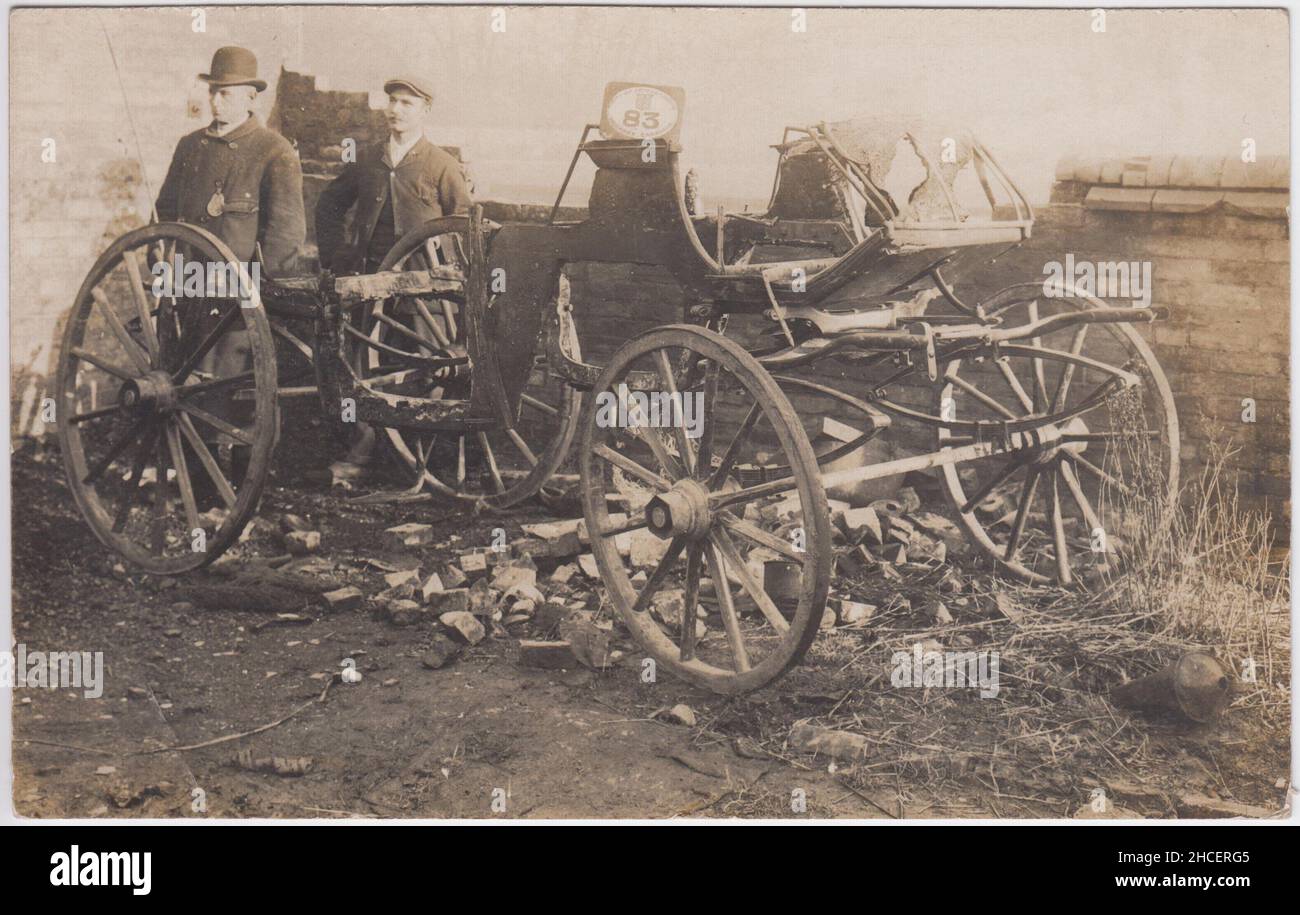 Elezioni di Peterborough, 1906: Fotografia dei resti del taxi utilizzato per trasportare George Greenwood, il candidato del Partito Liberale, durante la campagna elettorale. La carrozza è stata sequestrata fuori dal Grand Hotel, incendiata e poi trascinata per le strade della città dagli arsonisti. Greenwood vinse le elezioni, sconfiggendo il candidato unionista liberale Robert Purvis. 10 MEN, Samuel Eldred, Leonard Bothamley, Charles Henry Hogg, William Pickering, Arthur Flintoft, William Hobbs, Ernest Merchant, Thomas Wilcox, William Doubleday & James Thorold (per lo più operai agricoli) sono stati assolti dell'offesa Foto Stock