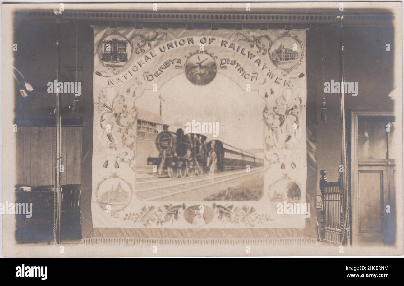 Unione Nazionale dei Railwaymen, Derby Distretto: Bandiera sindacale che include l'immagine del treno sulle tracce che passano scatola di segnale, inizio 20th secolo Foto Stock