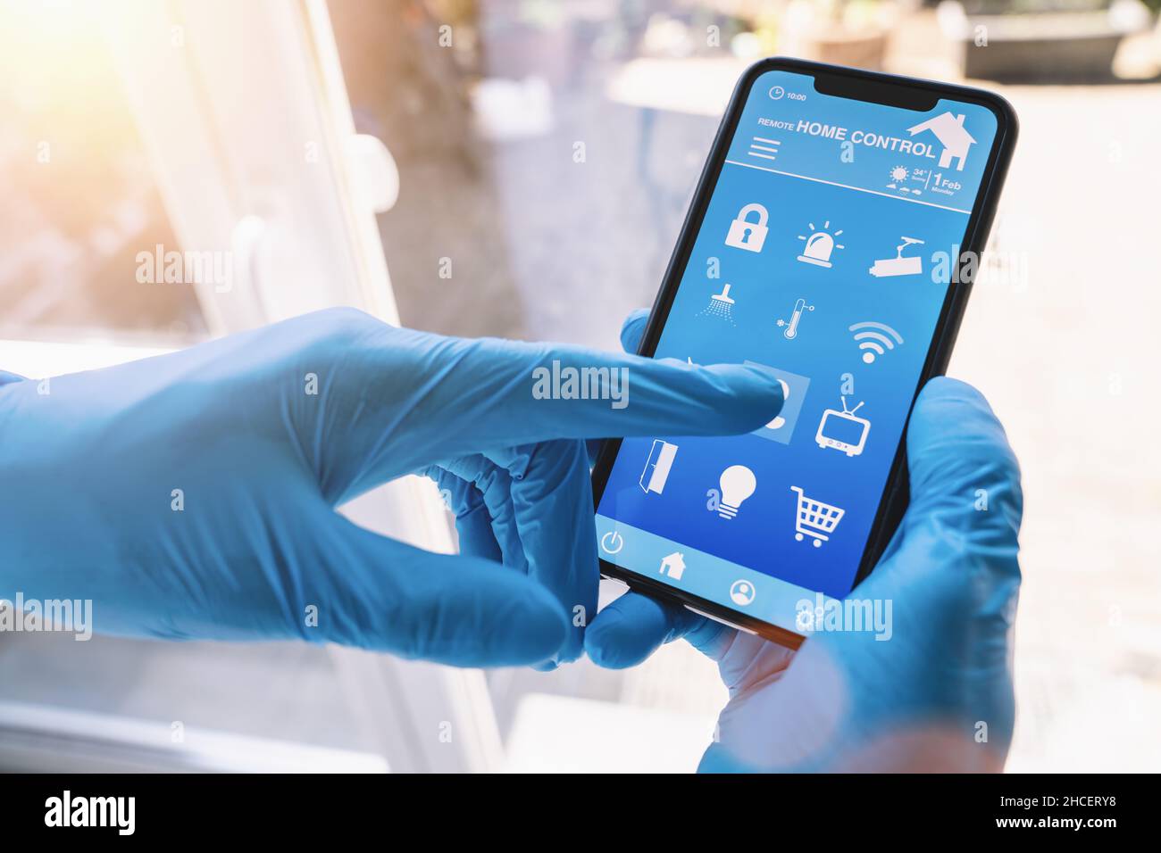 app per la casa intelligente in quarantena per coronavirus per sbloccare la porta della sua casa. interfaccia con tecnologia per la casa intelligente in un'applicazione per smartphone. Foto Stock