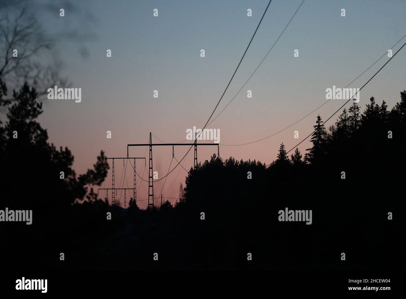 Lunedì i prezzi dell'energia elettrica in Svezia raggiungeranno i massimi record. Tre fattori che creano un prezzo record: Il freddo, gli alti prezzi dell'elettricità nel continente e la glassa in molti grandi fiumi. Nel sud, i prezzi raggiungeranno 4 SEK / kWh e nel nord atterreranno ad un massimo di 3,6 SEK / kWh. L'immagine mostra le linee elettriche nella campagna appena a sud di Godegård, Svezia. Foto Stock