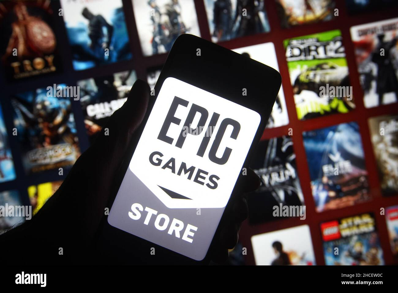 In questa illustrazione, il logo Epic Games di un videogioco e di uno sviluppatore di software viene visualizzato sullo schermo di uno smartphone. Foto Stock