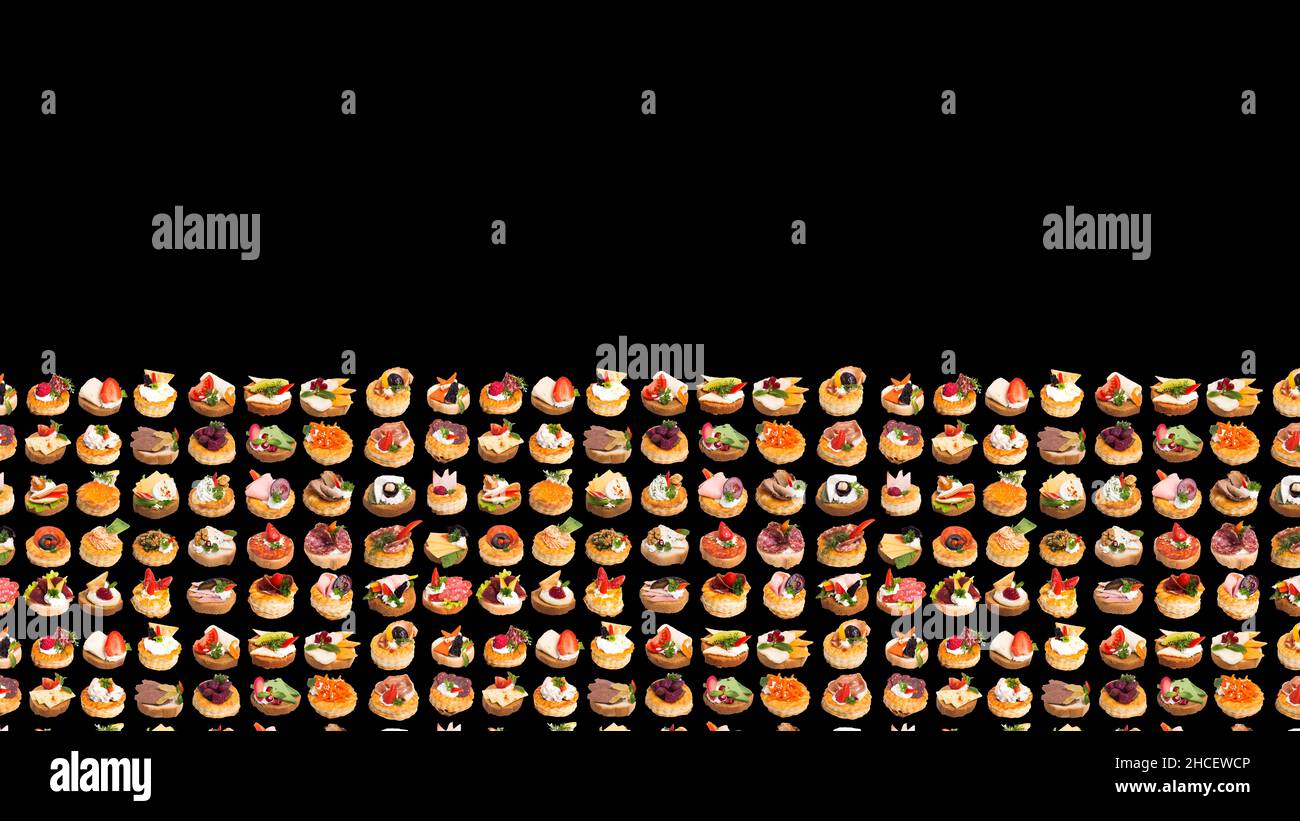 Tartine con bacche e condimenti diversi isolate su sfondo nero Foto Stock