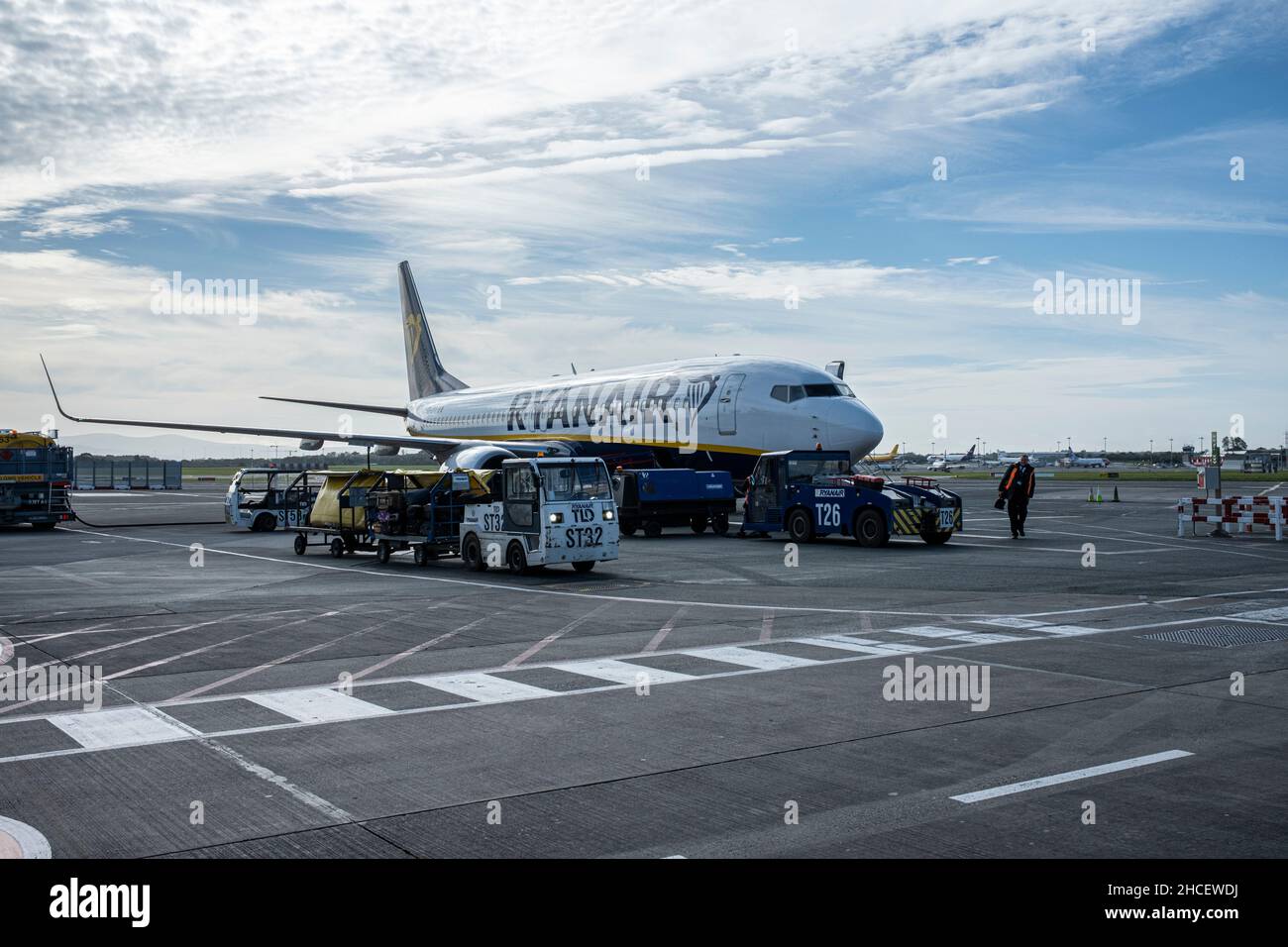 Aereo Ryanair sul tarmac all'aeroporto di Dublino, Dublino, Irlanda Foto Stock