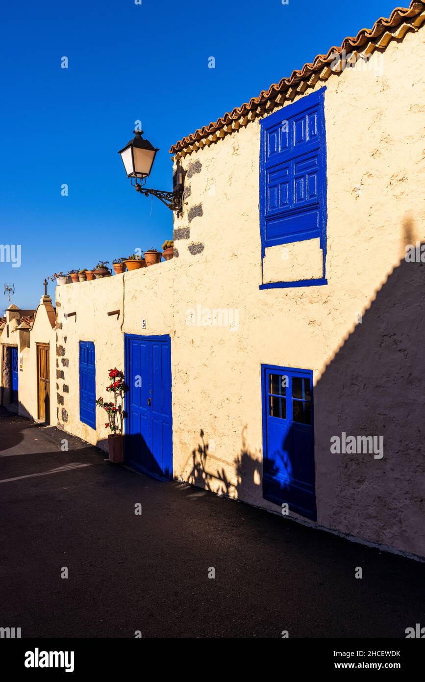 Porte e finestre dipinte di blu sulla facciata di una casa nel villaggio di Chirche, Guia de Isora, Tenerife, Isole Canarie, Spagna Foto Stock