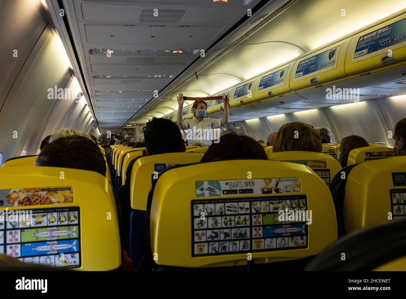Equipaggio di cabina che fornisce la dimostrazione di sicurezza a bordo di un volo Ryanair, aereo Airbus A380 Foto Stock