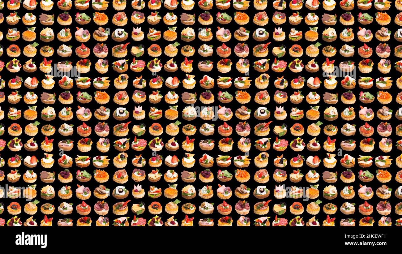 Tartine con bacche e condimenti diversi isolate su sfondo nero Foto Stock