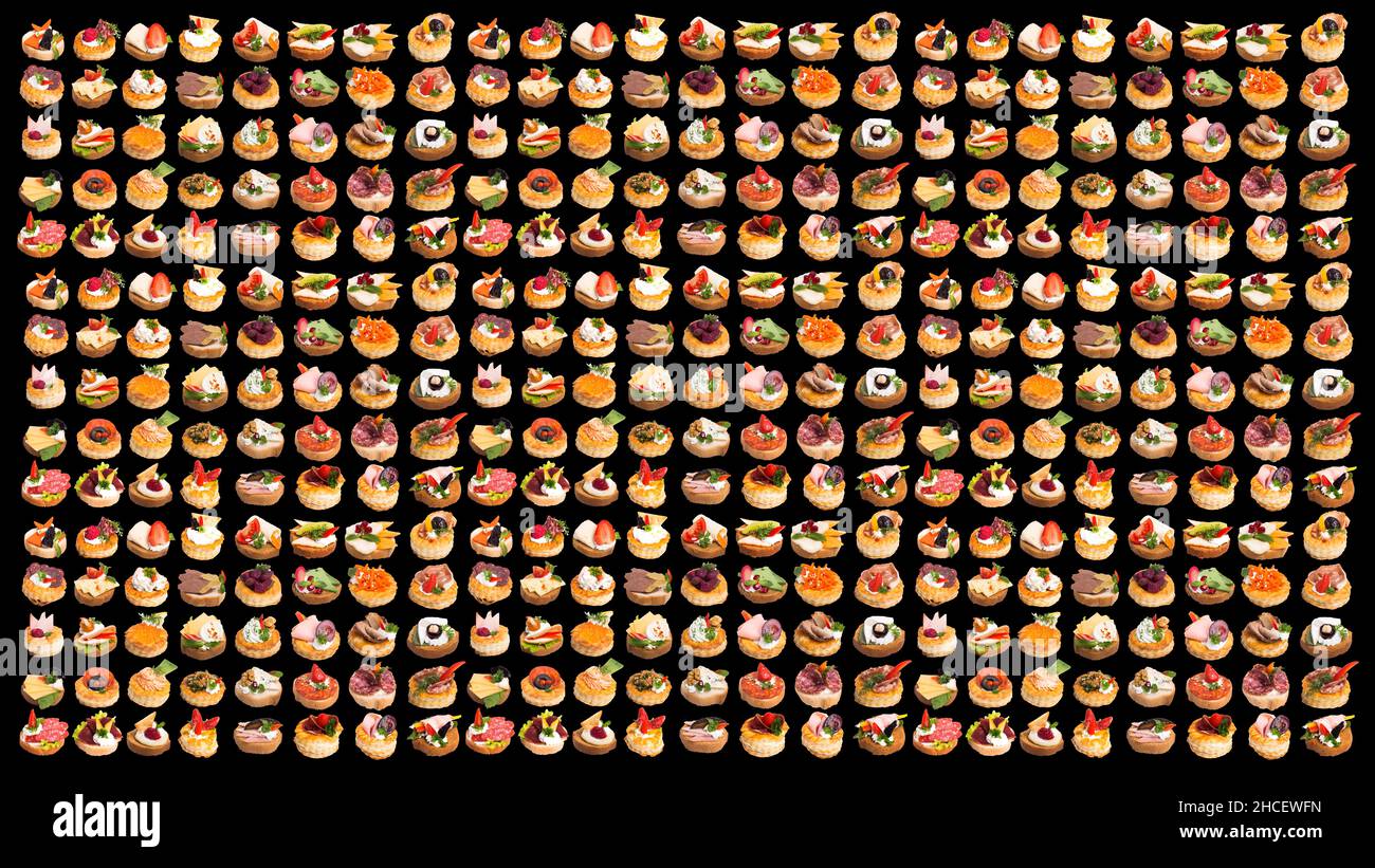 Tartine con bacche e condimenti diversi isolate su sfondo nero Foto Stock