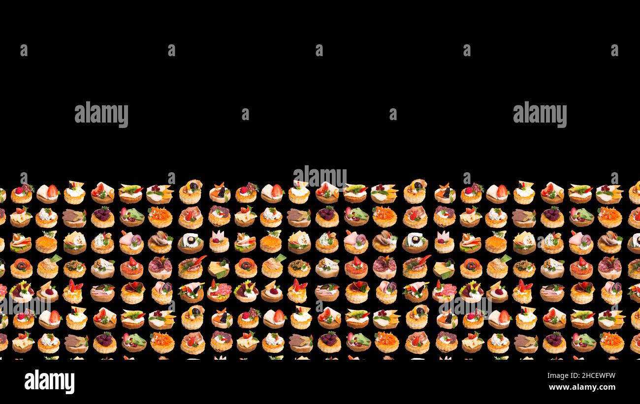 Tartine con bacche e condimenti diversi isolate su sfondo nero Foto Stock