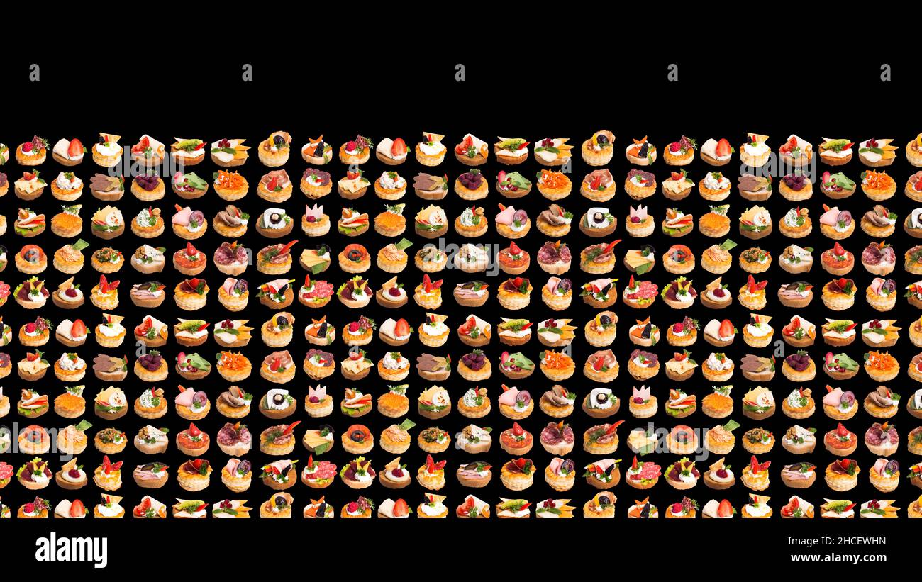 Tartine con bacche e condimenti diversi isolate su sfondo nero Foto Stock