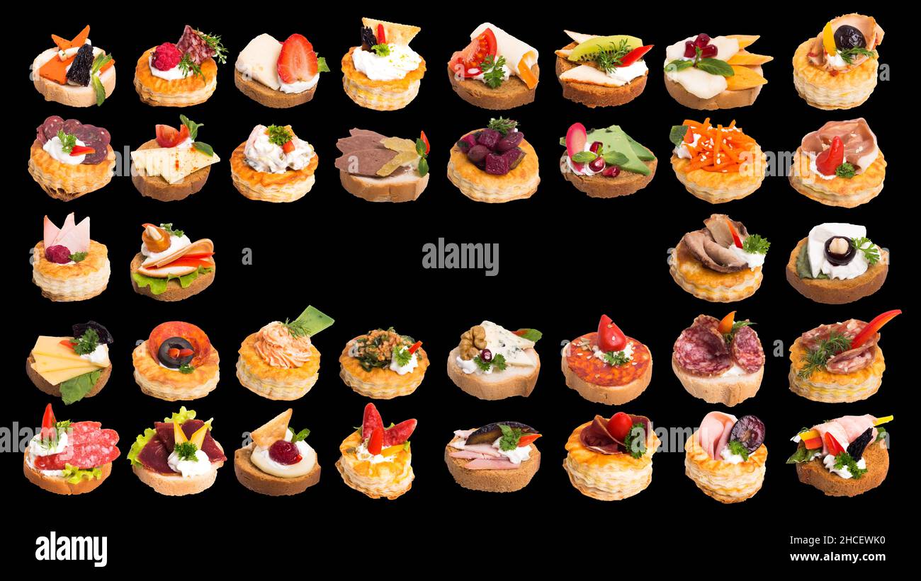 Tartine con bacche e condimenti diversi isolate su sfondo nero Foto Stock