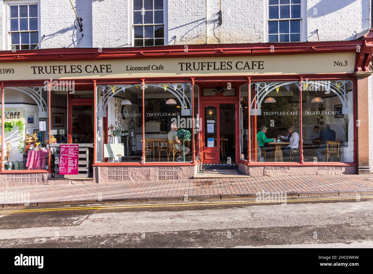 La facciata del caffè tartufo con i ristoranti all'interno del villaggio di Ironbridge, Telford, Shropshire, Inghilterra Foto Stock