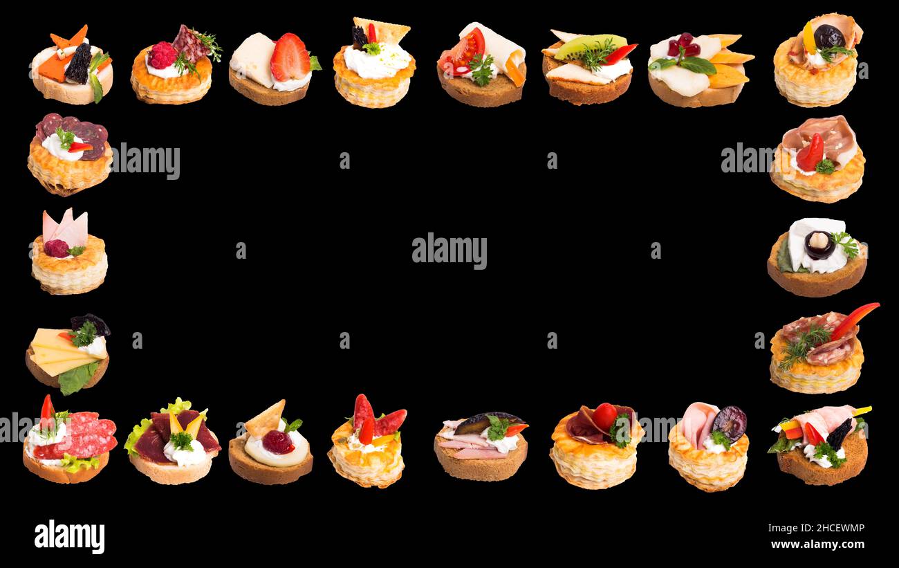 Deliziose tartine che incorniciano lo sfondo nero con uno spazio al centro Foto Stock