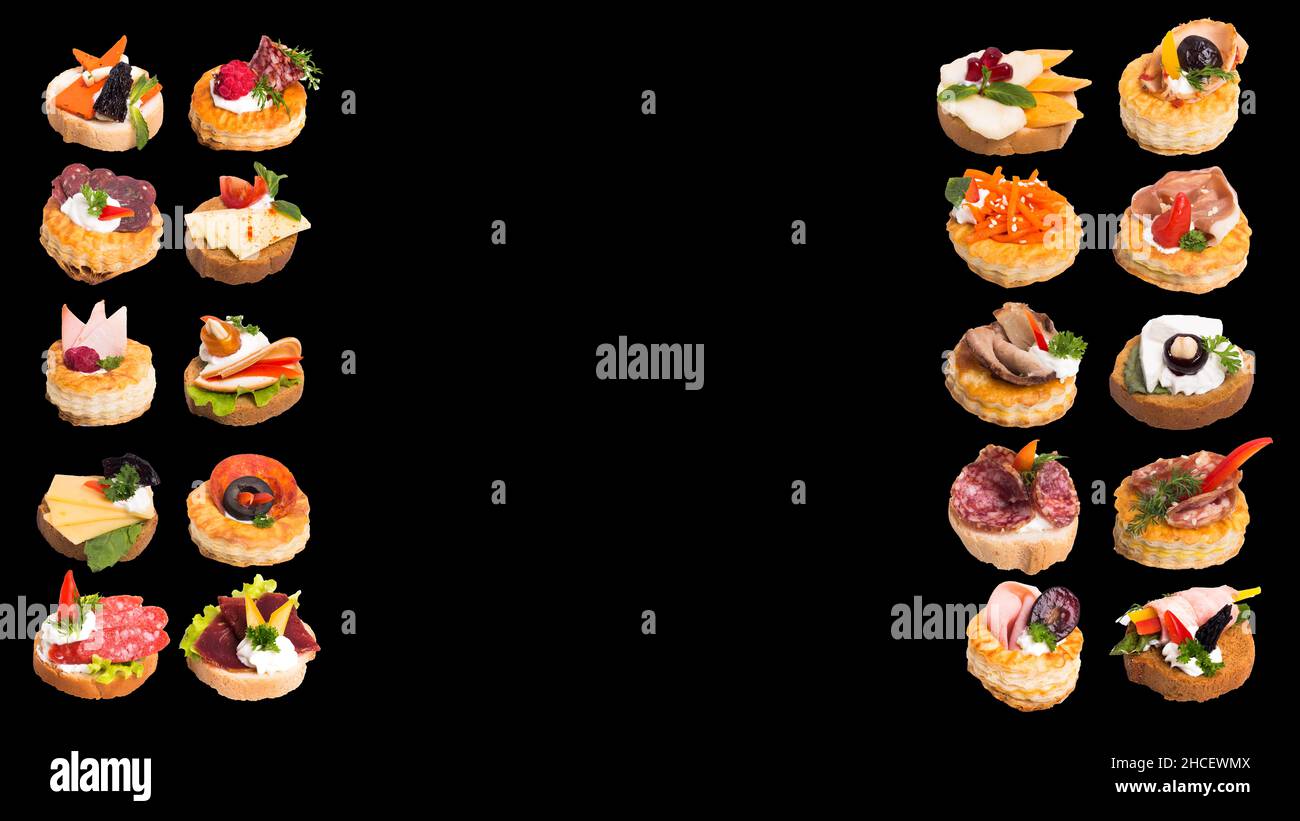 Tartine con bacche e condimenti diversi isolate su sfondo nero Foto Stock