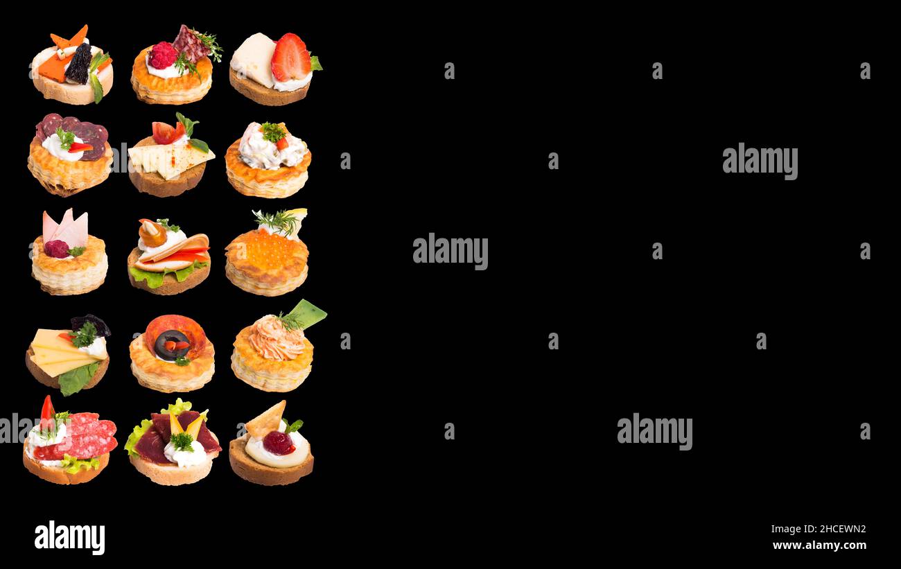 Tartine con bacche e condimenti diversi isolate su sfondo nero Foto Stock
