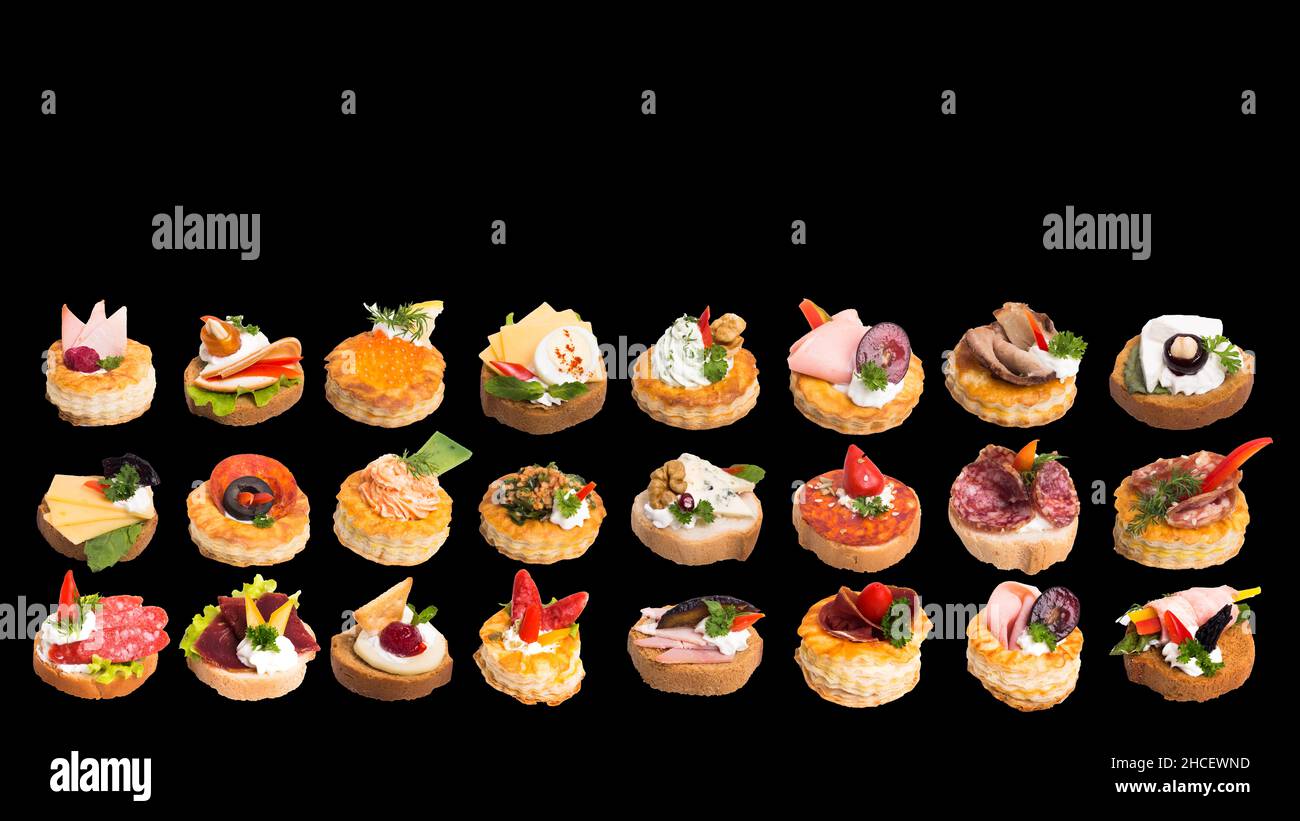 Tartine con bacche e condimenti diversi isolate su sfondo nero Foto Stock