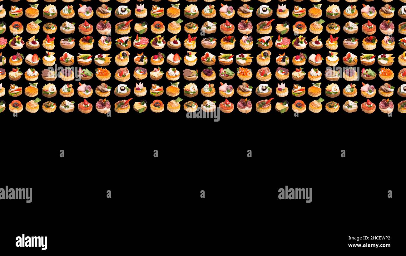 Tartine con bacche e condimenti diversi isolate su sfondo nero Foto Stock