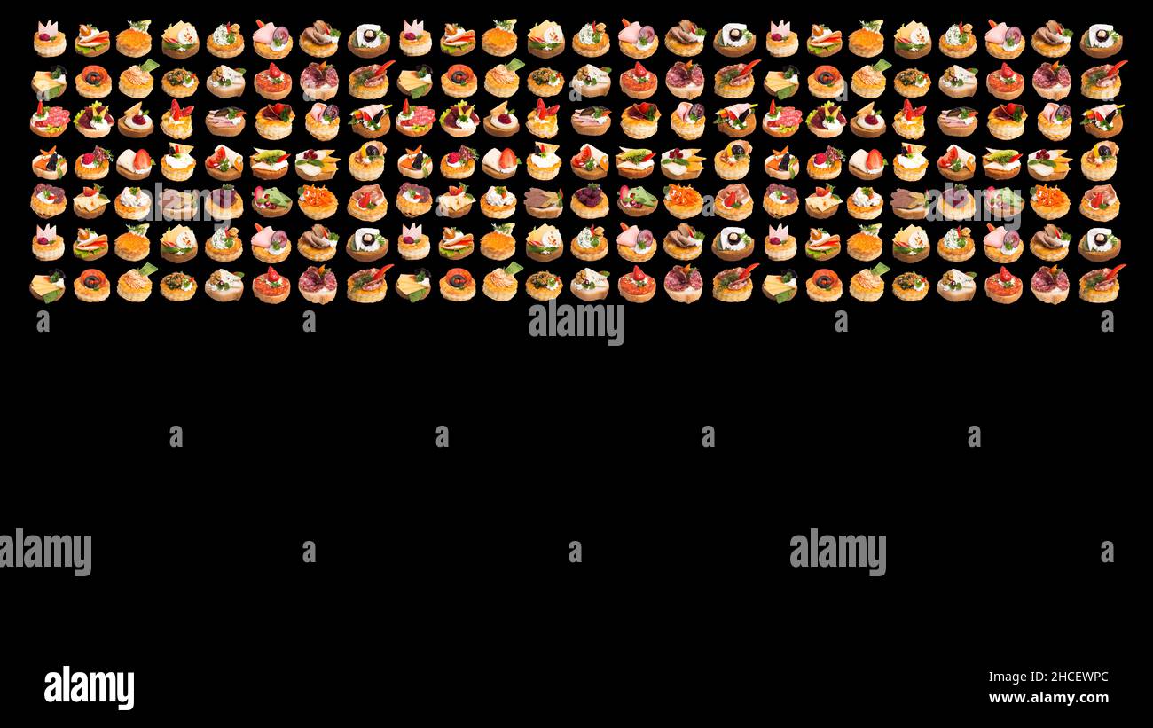 Tartine con bacche e condimenti diversi isolate su sfondo nero Foto Stock