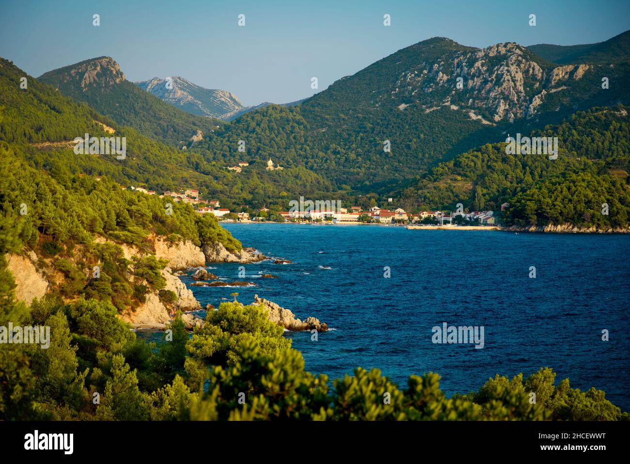 Vista sulla spiaggia con le montagne a Zuljanah , Croazia Foto Stock