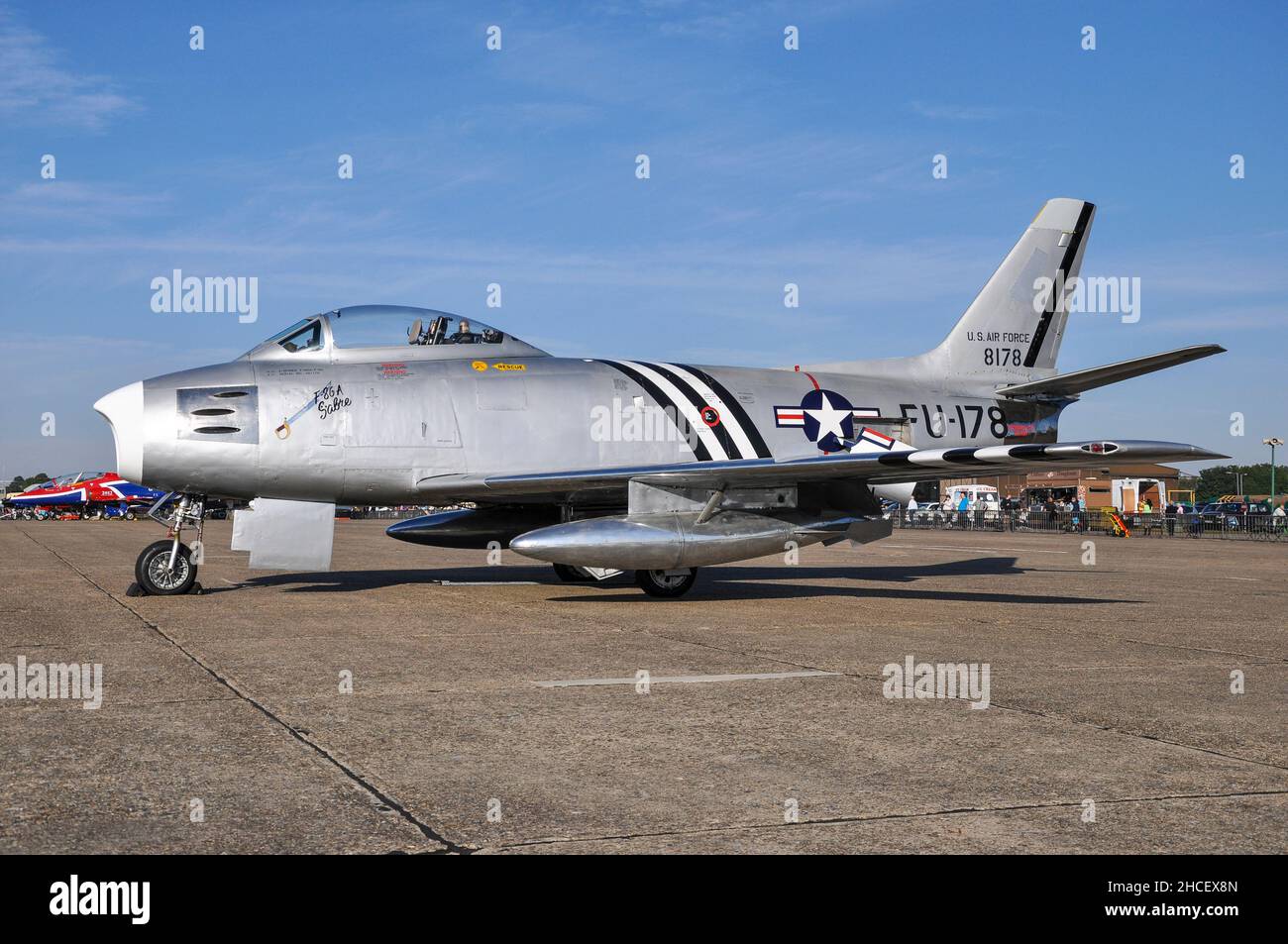 F-86A Sabre nordamericano a Duxford, Regno Unito. United States Air Force 1950s aereo da combattimento a reazione sul grembiule per l'airshow. Primo jet classico Foto Stock