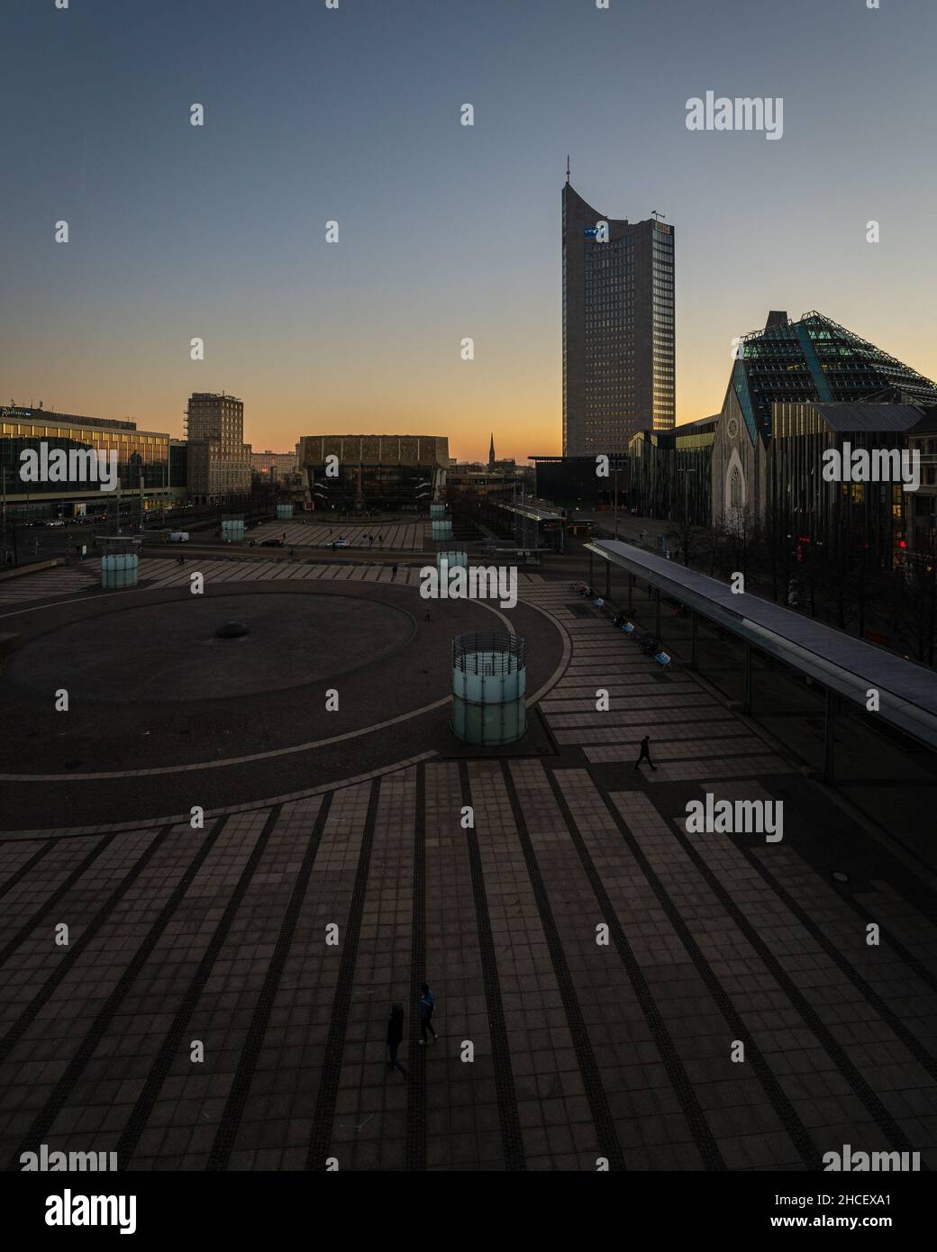 Scatto aereo della Torre Panorama e del piatto d'arte al tramonto a Lipsia, Germania Foto Stock